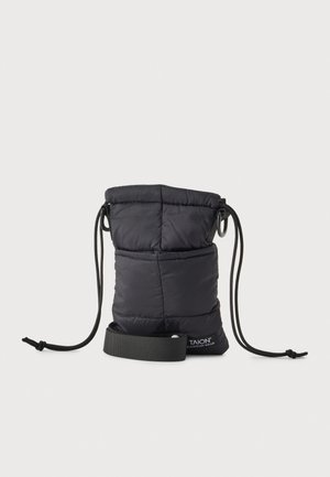 Bolsa negra acolchada con cierre de cordón, cordones largos, presillas laterales y una banda tejida con el logotipo de Taion Mountain Wear.