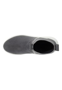 Botín gris con parte superior de ante, elasticidad en los laterales y tirador. Presenta una suela de goma blanca, forma plana y textura suave.