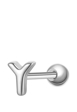 Pendiente de botón metálico plateado con forma de la letra Y y respaldo redondo sobre fondo blanco.