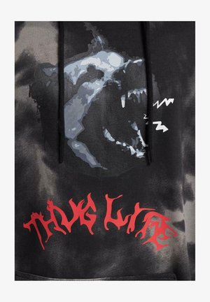 Sort tie-dye hættebluse med et stort gråt grafik af et ulves ansigt og rød stiliseret tekst "THUG LIFE" nederst. Blødt stof, justerbar hætte.