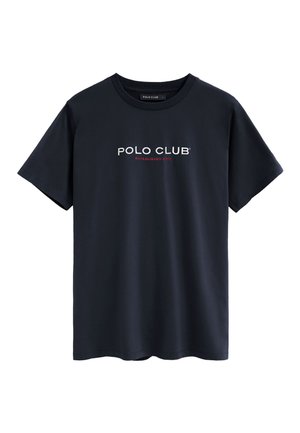 Ciemnogranatowy t-shirt z krótkim rękawem i okrągłym dekoltem, z napisem "POLO CLUB" oraz mniejszym czerwonym tekstem "ESTABLISHED 2012" poniżej logo.