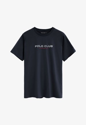 Camiseta de manga corta azul marino oscuro con cuello redondo, con texto "POLO CLUB" y "ESTABLISHED 2012" en una tipografía roja más pequeña debajo del logo.