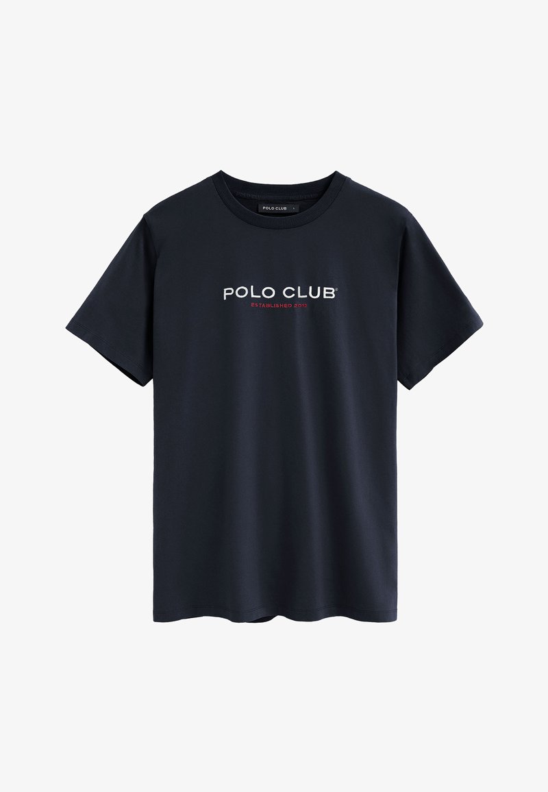 T-shirt bleu marine foncé à manches courtes et col rond avec le texte "POLO CLUB" et "ESTABLISHED 2012" en plus petit en rouge sous le logo.