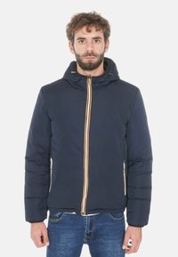 Giacca puffa blu navy con cappuccio, dotata di una zip frontale e dettaglio a strisce multicolore al centro, completata con tasche laterali.
