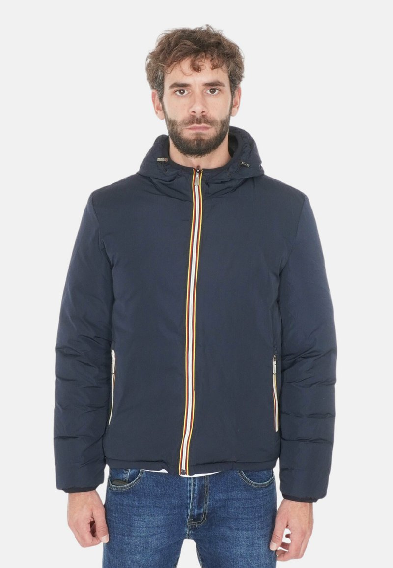 Giacca puffa blu navy con cappuccio, dotata di una zip frontale e dettaglio a strisce multicolore al centro, completata con tasche laterali.
