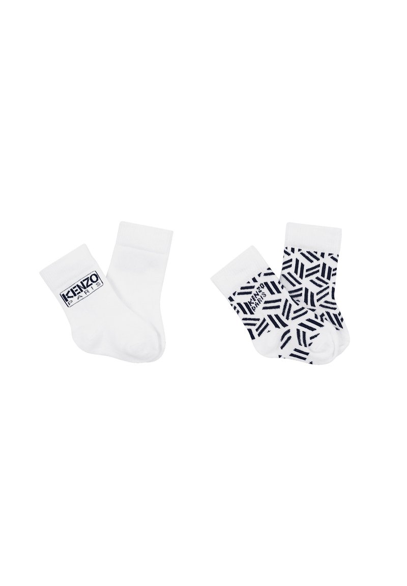 Due paia di calzini: uno bianco semplice con un logo e l'altro decorato con disegni geometrici blu su uno sfondo bianco.
