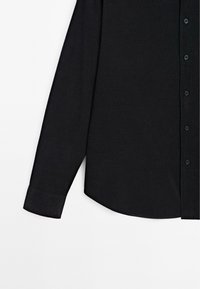 Schwarzes Langarmshirt aus gewebtem Stoff mit Knopfverschluss vorne, geknöpften Ärmeln und einem abgerundeten Saum.