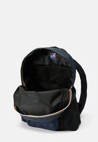 Zwart nylon rugzak met een groot, open hoofdvak, mesh-details, kleurrijke binnenvoering en een voorvak met ritssluiting.