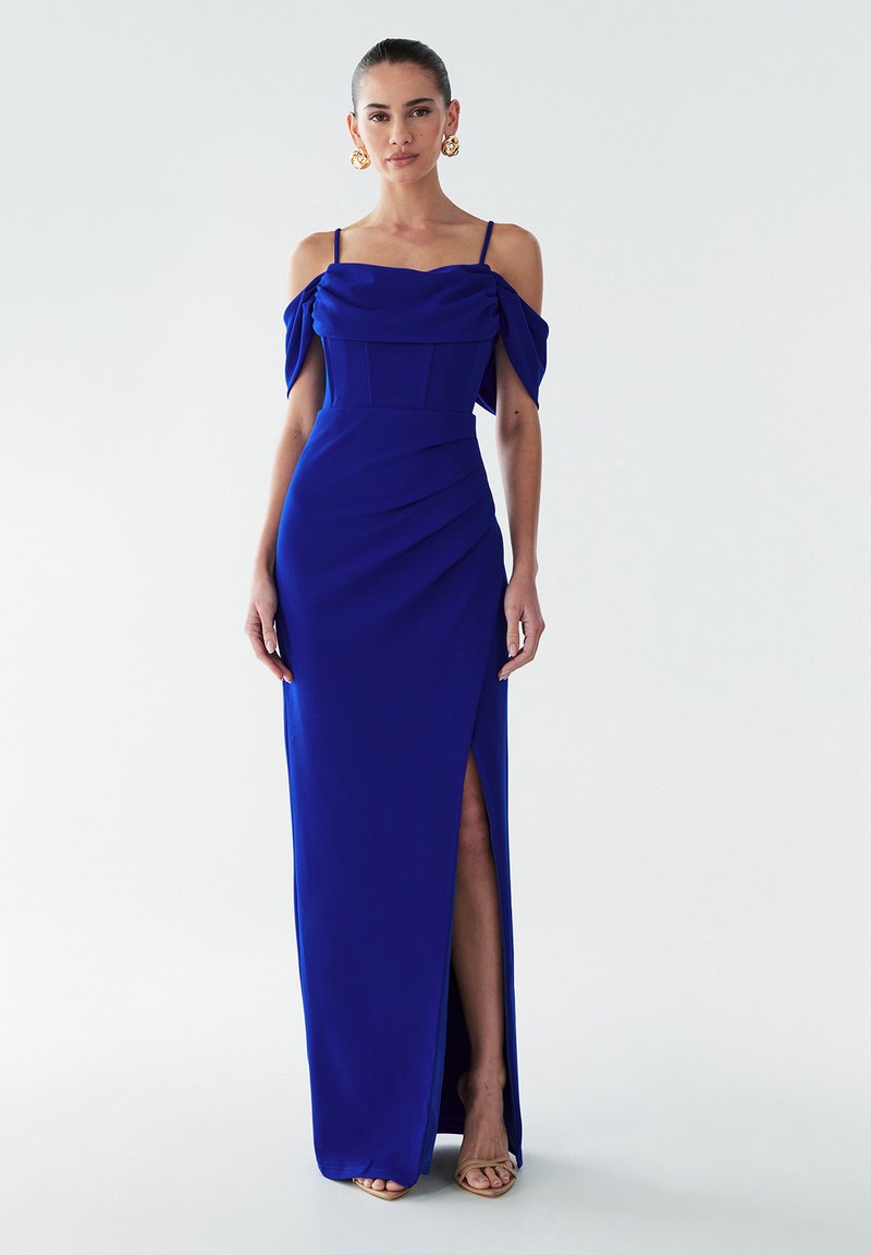 Obleka, ki se prilega telesu, dolžine do tal v kraljevsko modri barvi, z odkrito ramo, stranskim razporkom in teksturiranimi paneli na prsnem košu.