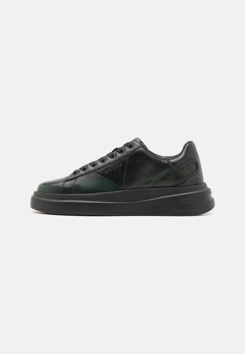Sneaker in pelle nera con finitura lucida, dotate di un pannello testurizzato, lacci piatti e una suola nera spessa. Logo impresso di lato.