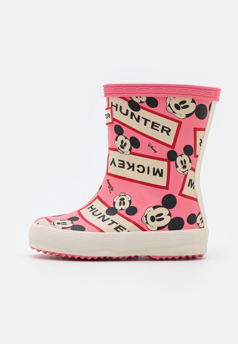 Botte de pluie rose pour enfants avec semelle blanche, décorée de plusieurs visages de Mickey Mouse et des blocs de texte "HUNTER" et "MICKEY".