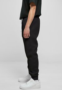 Southpole Donji dijelovi trenirke - black