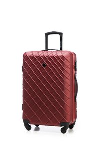 Rode harde koffer met een diamantpatroon, uitschuifbare handgreep en vier zwarte wielen voor mobiliteit. Duurzaam materiaal met een slank ontwerp.