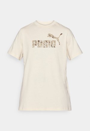 Kremasta pamučna majica s kratkim rukavima i okruglim izrezom. Sadrži logotip "PUMA" u kamuflažnom uzorku i emblemu skakavca pume otisnutu u suptilnim tonovima.