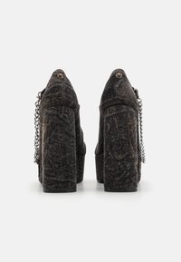 Escarpins BCBGMAXAZRIA Plateforme Cuir Marron - Taille 8.5B (38.5) - Modèle Bg-karma