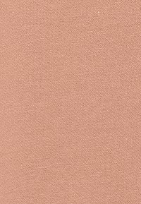 Tissu pêche clair avec une surface texturée, présentant un motif tissé subtil et une finition mate douce. Aucun motif ou accent prononcé visible.