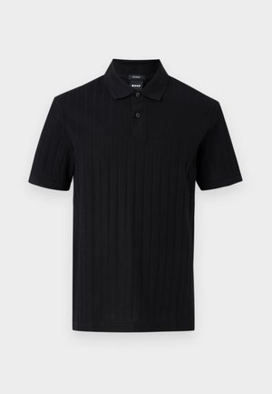 Μαύρο polo με κοντά μανίκια και ριγέ υφή, με πατιλέτα με δύο κουμπιά και γιακά, εμφανίζεται σε λευκό φόντο.