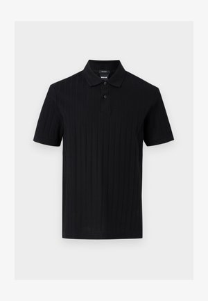Μαύρο polo με κοντά μανίκια και ριγέ υφή, με πατιλέτα με δύο κουμπιά και γιακά, εμφανίζεται σε λευκό φόντο.