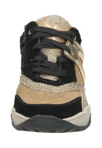 Sneaker met een mix van zwarte suede, tan en gespikkeld leer, met een glanzende gouden accent. Het heeft zwarte veters en een gestructureerde rubberen zool.