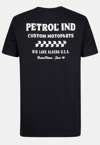 Černé bavlněné tričko s bílým potiskem, včetně textu "PETROL IND" a "CUSTOM MOTOPARTS", s grafickými detaily a hladkou texturou.
