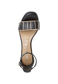 Sandalo nero con una fascetta imbottita beige caratterizzata da scanalature verticali, punta quadrata e cinturino alla caviglia regolabile. Suola piatta.