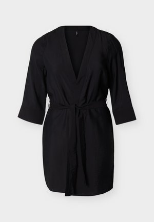 Robe portefeuille noire longueur genou avec manches trois-quarts et ceinture à nouer à la taille, présentée sur un fond clair.