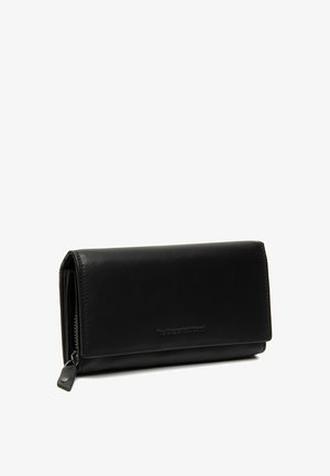 Schwarze Lederbrieftasche mit glatter Oberfläche, rechteckiger Form und einem Reißverschlussfach. Mit geprägtem Markennamen auf der Vorderseite.