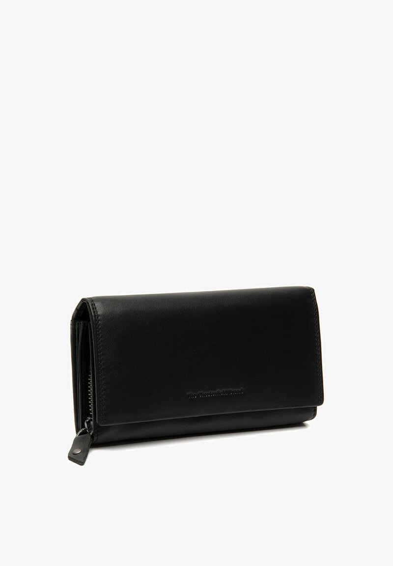 Zwarte leren portemonnee met een gladde textuur, rechthoekige vorm en een ritssluiting. Heeft een reliëf van de merknaam aan de voorkant.