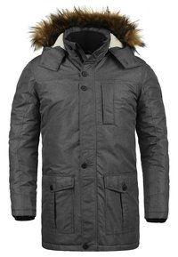 Grå polstret parka-jakke med hætte i kunstpels, frontknaplukning, to store frontlommer og ribbede manchetter. Tekstureret stof.