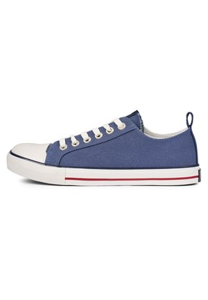Blauer Leinenschuh mit weißer Gummikappe und Sohle. Hat sechs Ösen, einen marineblauen Akzent in der Nähe der Ferse und eine strukturierte Oberfläche.