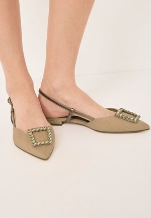 Beżowy balerinek typu slingback z odsłoniętą piętą, spiczastym noskiem, teksturowaną tkaniną oraz ozdobną klamrą z rhinestonami na cholewce. Regulowany pasek wokół kostki.