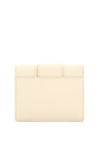 Portafoglio in pelle color beige chiaro con tre tasche verticali per schede, superficie liscia, angoli arrotondati e cuciture sottili lungo i bordi.