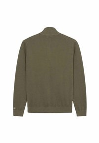 Cárdigan de hombre en verde oliva con un patrón de punto texturizado, puños, cuello y dobladillo acanalados. Presenta un pequeño logotipo en la manga izquierda.