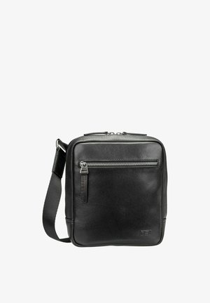 Zwarte leren crossbodytas met voorvak met ritssluiting, verstelbare riem en geperst logo rechtsonder.