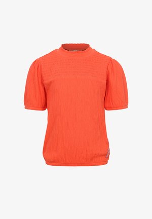 Oranje top met korte mouwen en een gestructureerde afwerking, plooidetails op het bovenstuk en een hoge halslijn. Voorzien van een klein merkje aan de zoom.