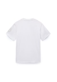 T-shirt bianca a maniche corte con collo rotondo, cuciture tono su tono e un logo sottile sulla spalla sinistra. Texture liscia, design casual.