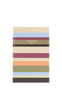 Notes w twardą okładką w poziome paski w odcieniach kremowym, jasnoniebieskim, ciemnoczerwonym, oliwkowym, pomarańczowym, czarnym i brązowym. "NOTATNIK 2025" wydrukowane na białym tle.