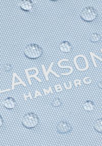 Světle modrá texturovaná látka s vodními kapkami, na které je tištěno "CLARKSON HAMBURG" v bílé barvě.