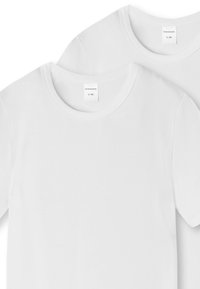 Vita bomull t-shirts med rundad halsringning och korta ärmar, med synliga märkesetiketter på den inre halsen.