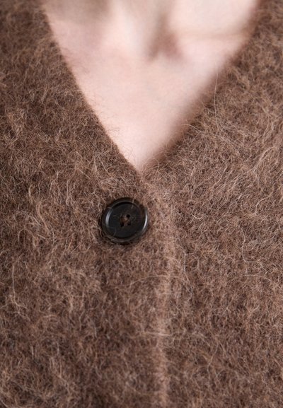 Holzweiler FLUFFY CARDIGAN - Cardigan - dark brown