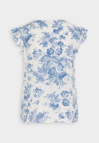 Kwiatowa bluzka z krótkim rękawem na białym tle z niebieskim nadrukiem kwiatowym, z falbaniastymi rękawami i luźnym krojem. Miękka, lekka tkanina.