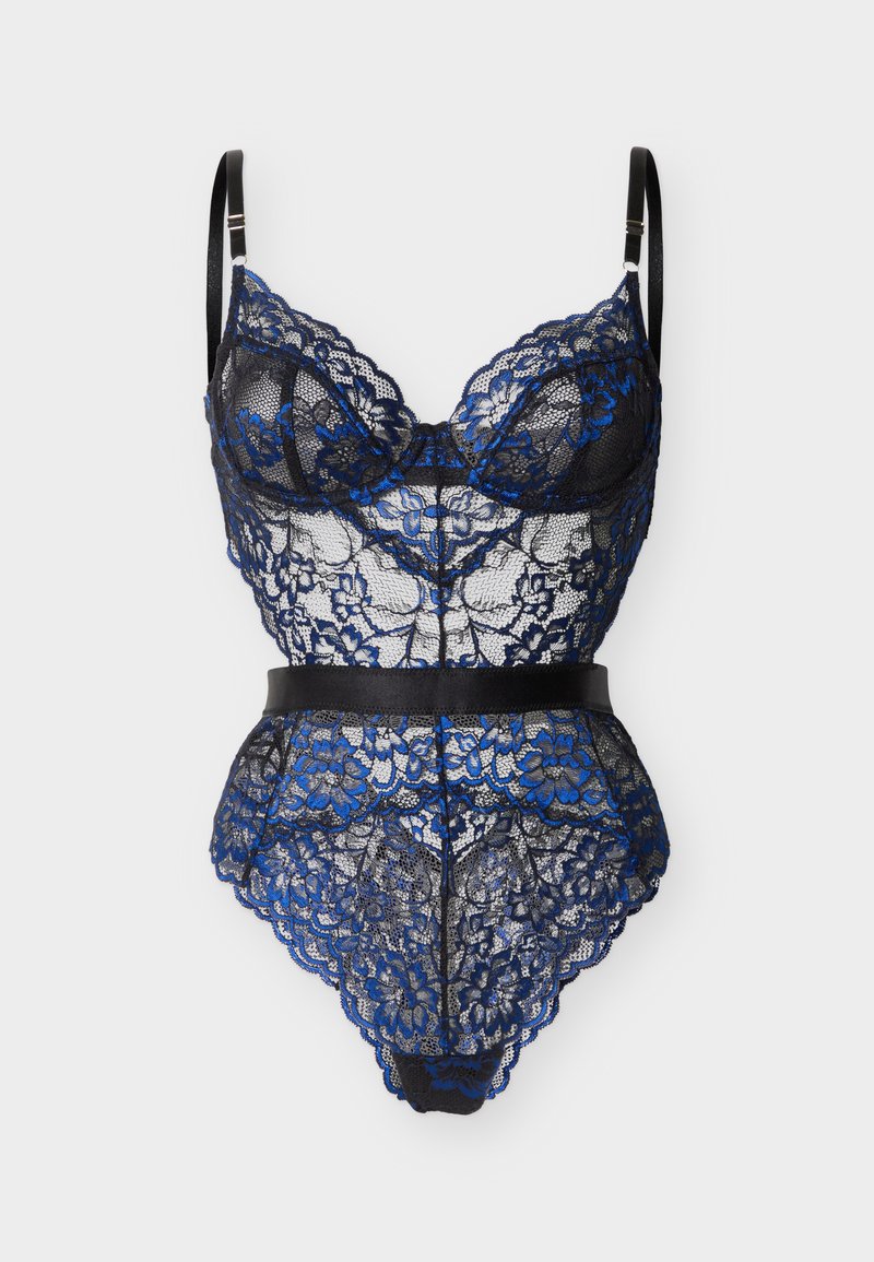 Μαύρο και μπλε ολόσωμο κορμάκι από δαντέλα με floral σχέδια, ρυθμιζόμενους ιμάντες, κάτω κύπελλα με μπανέλα και σατέν ζώνη στη μέση, σε απλό φόντο.