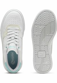 Fehér sportcipők sima bőr felsőrésszel, velúrvonásokkal és világoskék részletekkel. Jellemzőjük a perforált orr, a fűző és a mintázott gumitalp.