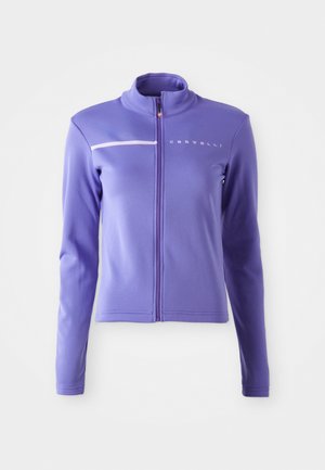 Lila Zip-Jacke aus glattem, dehnbarem Material. Mit hohem Kragen, langen Ärmeln und einem weißen horizontalen Streifen auf der Brust.