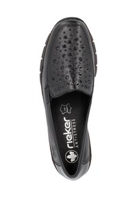 Scarpa slip-on in pelle nera con perforazioni decorative, soletta imbottita e suola in gomma texturizzata. Logo visibile all'interno.