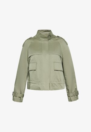 Olívazöld, rövid fazonú dzseki sima anyagból, magas gallérral, elülső zsebekkel és állítható mandzsettákkal, melyek csattal díszítettek.