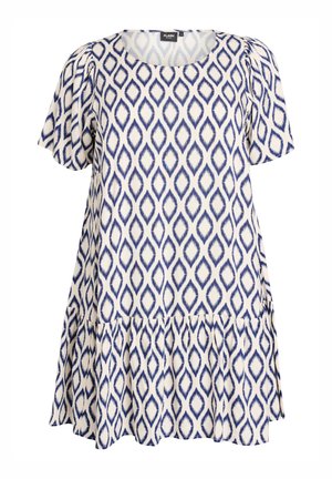 Witte jurk met korte mouwen, versierd met een blauw, diamantvormig ikat-patroon en een uitlopende volantzoom.