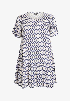 Vestido blanco de manga corta con patrón ikat en forma de diamante azul y dobladillo acampanado con volantes.