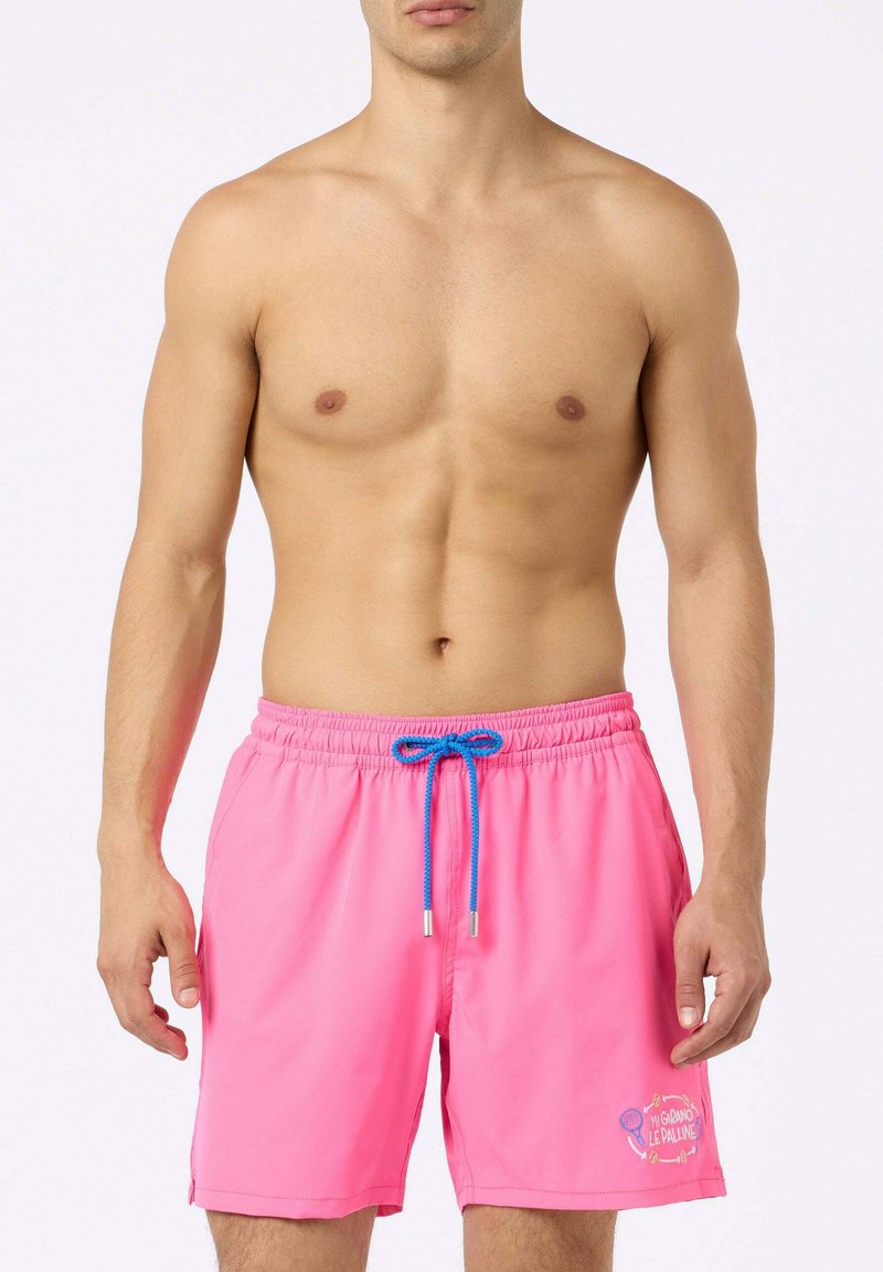 I pantaloni da bagno rosa presentano una vita elasticizzata con un cordino blu, sono di lunghezza corta e hanno un dettaglio grafico sulla gamba sinistra.