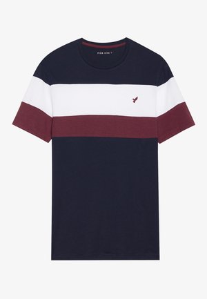 Donkerblauwe T-shirt met horizontale strepen in wit en bordeauxrood. Zacht katoenen materiaal; ronde hals; klein geborduurd logo op de borst.